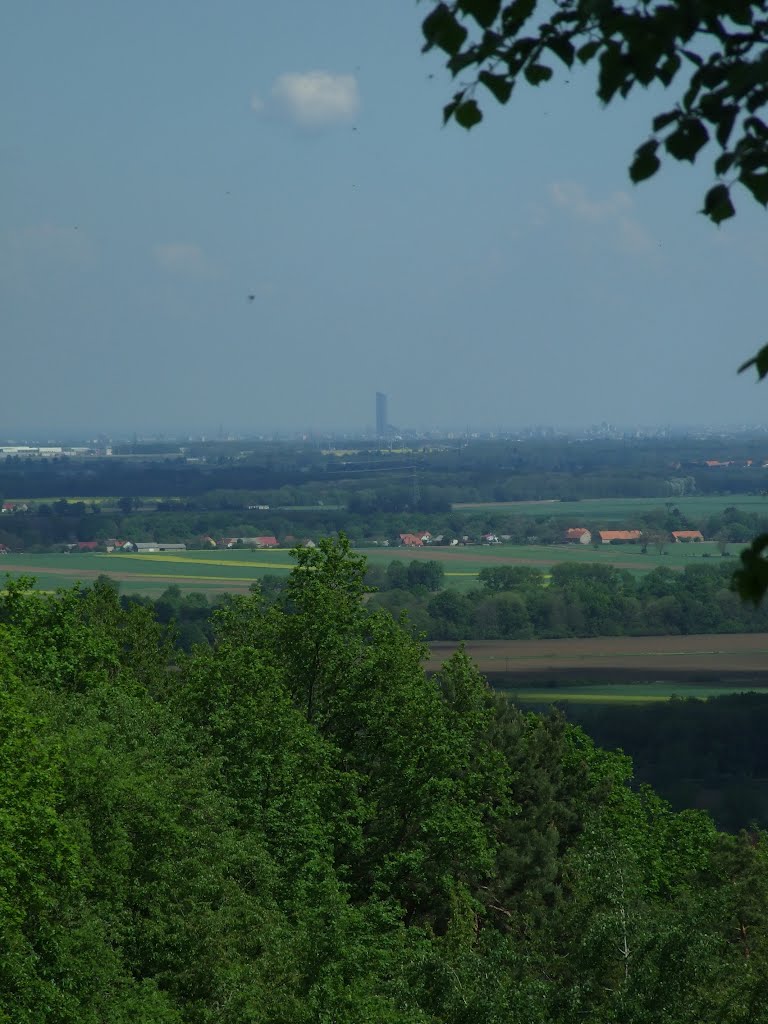 Widok ze Ślęży na wrocławski Sky Tower ( wys. 212 m), 05.2012 by marcheweczka