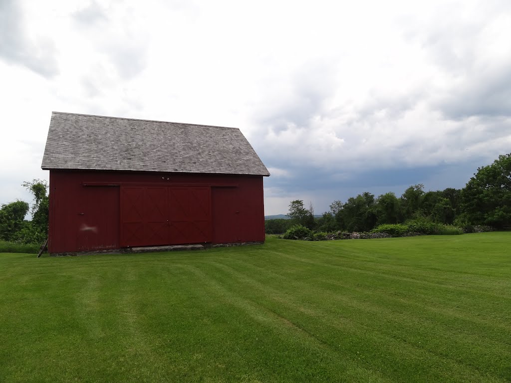 Lonetown Farm Barn by rogerking