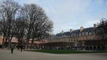 Promenade hivernale sur la Place des Vosges by zagreus