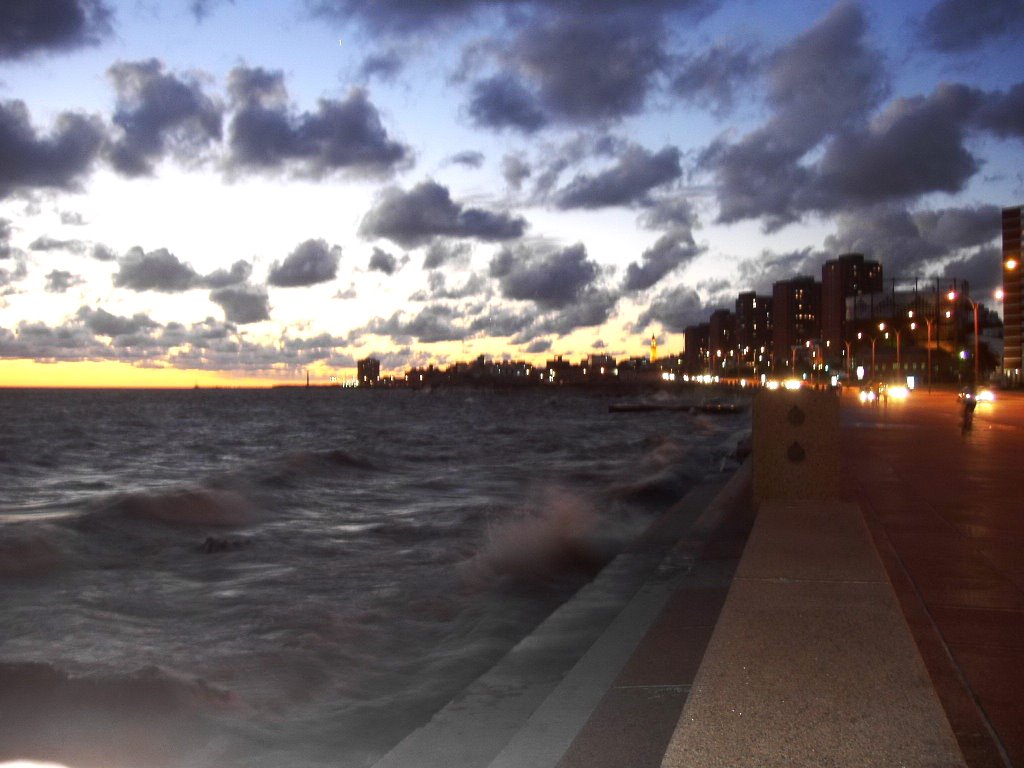 Malecon de Montevideo by jgrabo