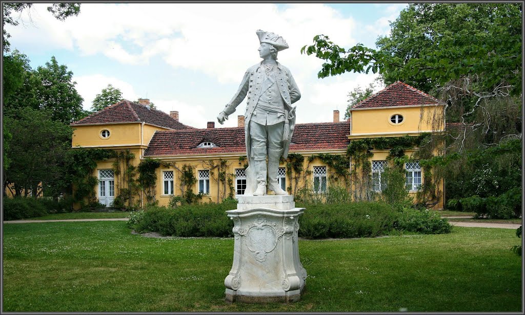 Friedrich der Große vor der Direktion im Schlosspark Sanssouci. by H. Hönow