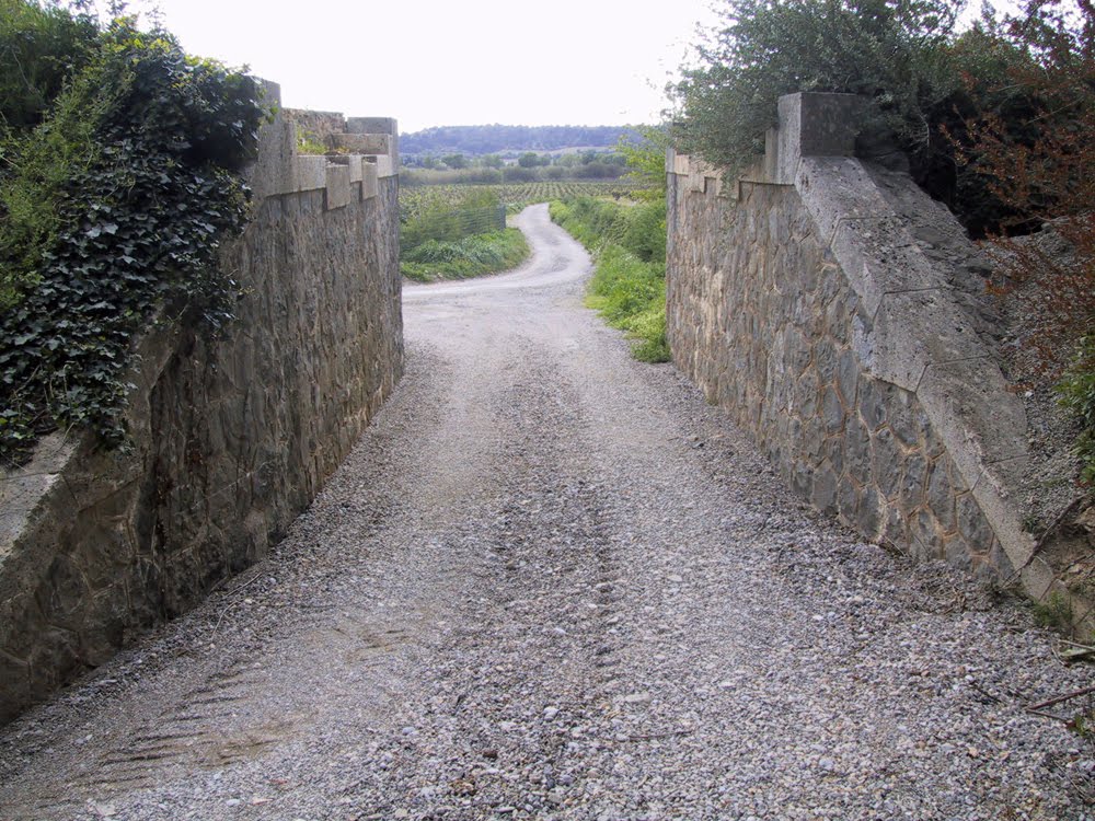 Azille - bas de la rue du Théron en travaux by jean pakhomoff