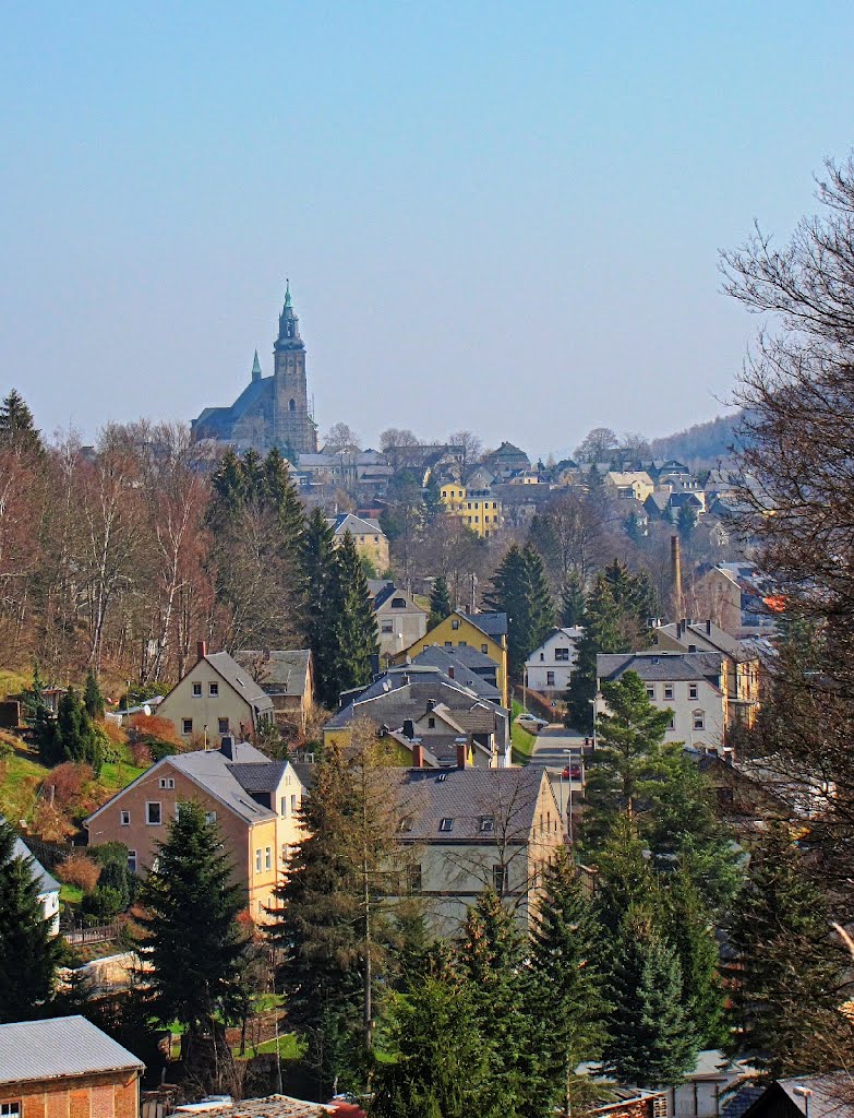 Blick vom Schneeberg-Neustädtler Bergbaulehrpfad auf Schneeberg mit der St. Wolfgangskirche by Rudolf Henkel