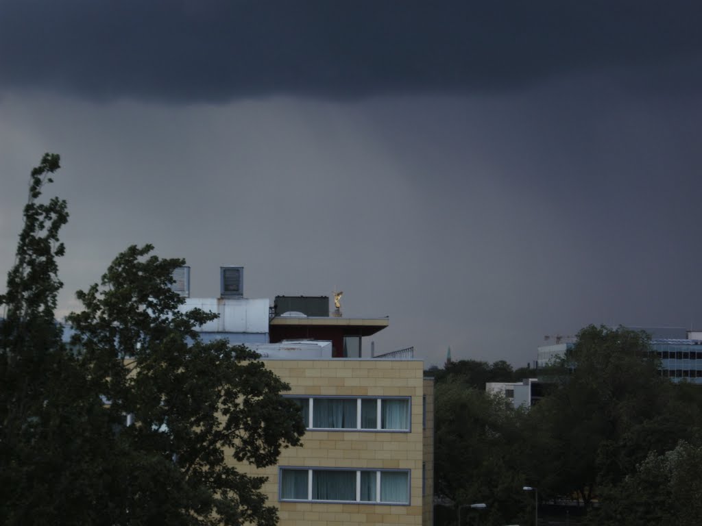 Regenwolken über der "Goldelse" und "Hotel Berlin, Berlin" by Panzerknacker