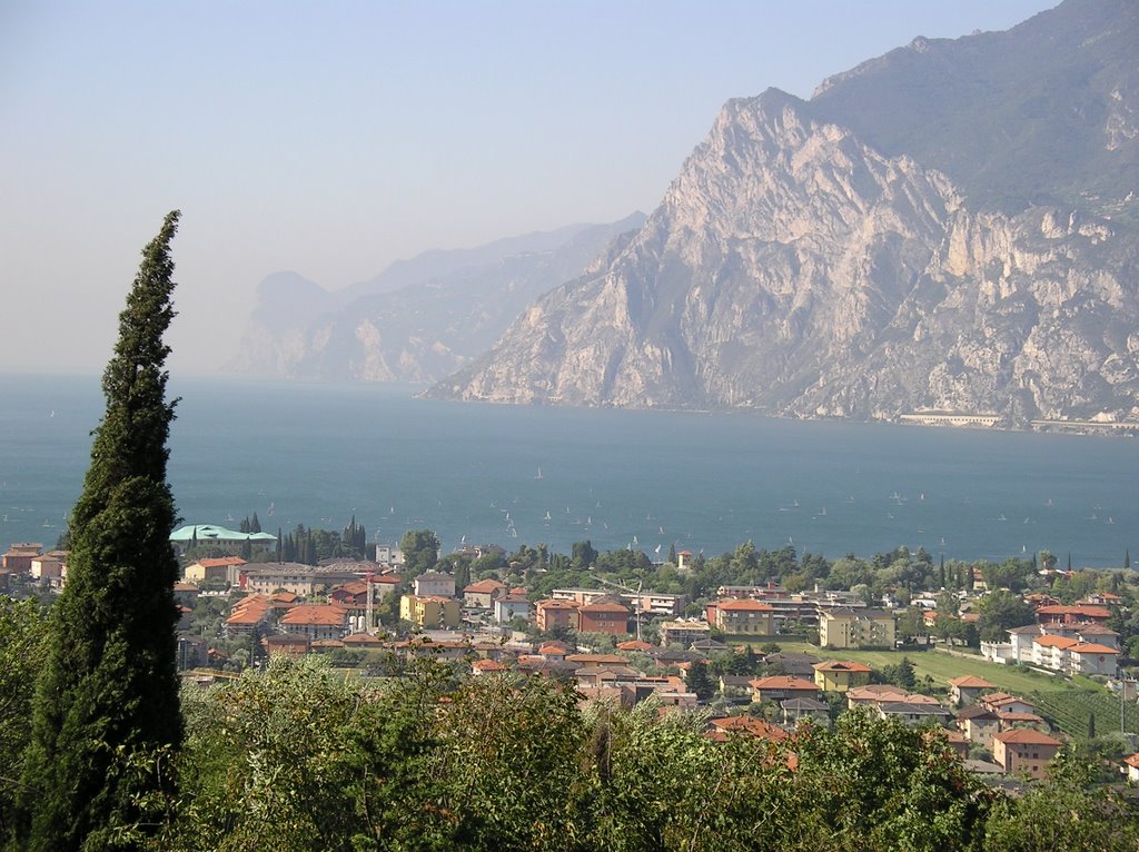 Blick über Torbole auf den Gardasee by jogo69