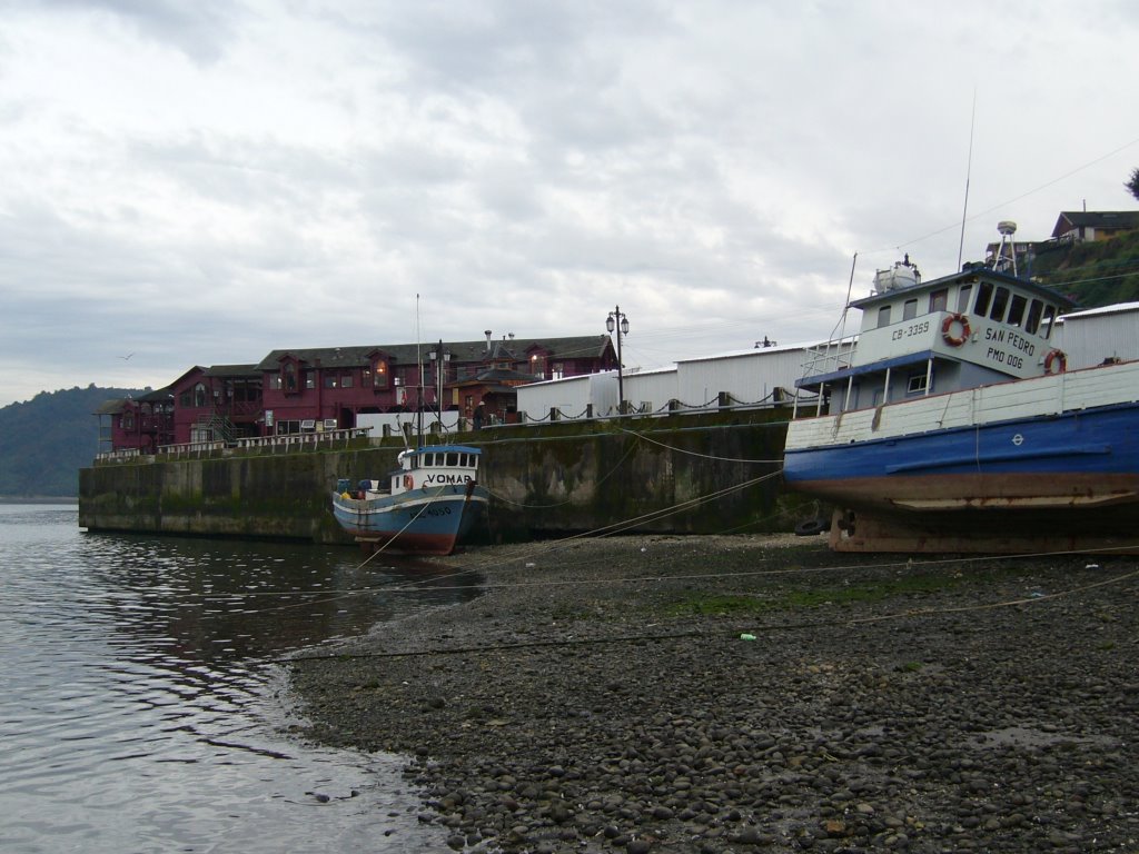 Barcos y Restaurants en Angelmó by Carlos Jirón