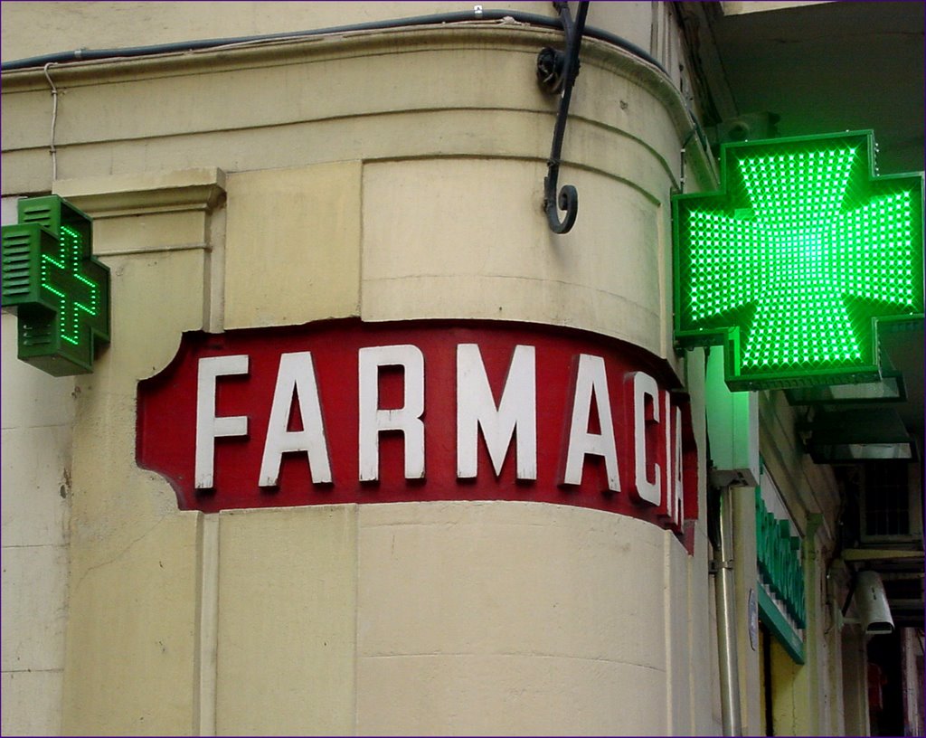 Farmacia, Carrer de Llull, Barcelona by Roger Grund