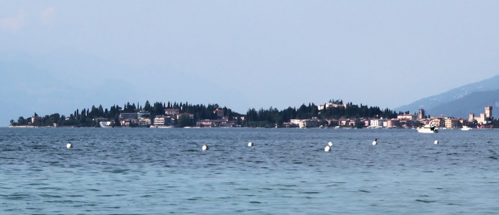 PARTE DEL COMUNE DI SIRMIONE .FOTO SCATTATA DA RIVOLTELLA (FRAZIONE DI DESENZANO DEL GARDA) A 4,48 KM DI DISTANZA IN LINEA D'ARIA. by FERDINANDO CASTIGLIONE