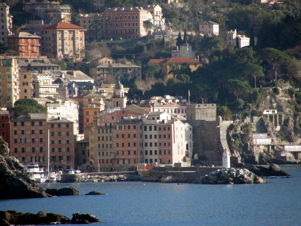 Camogli da ..lontano by © Laura - Mycol