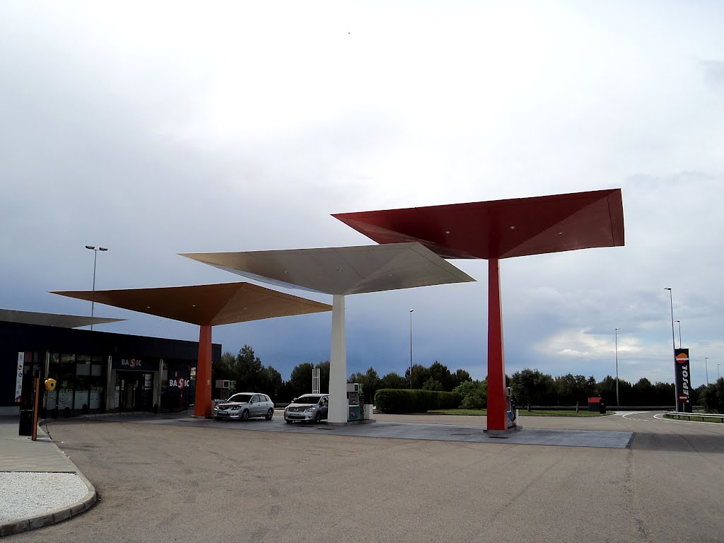 Posto de Combustíveis Repsol, by Norman Foster by RNLatvian