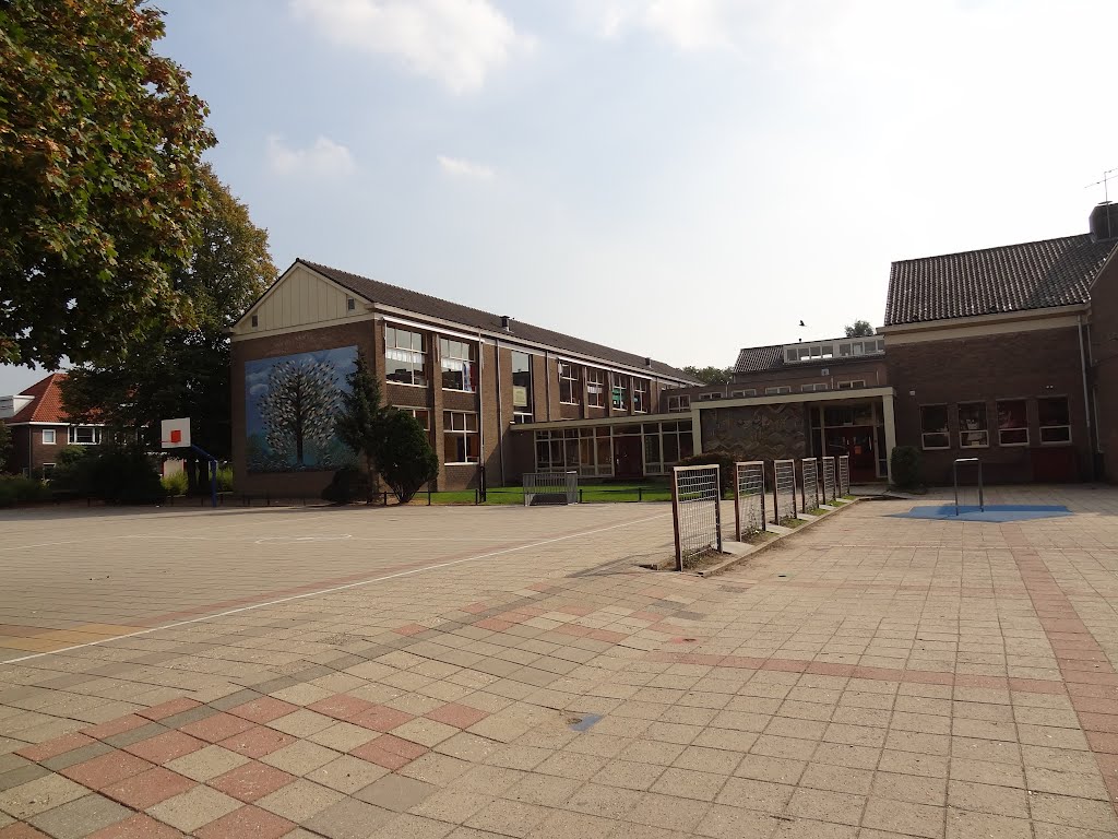 Primary school Klein Heijendaal at the Professor Huijbersstraat by Willem Nabuurs