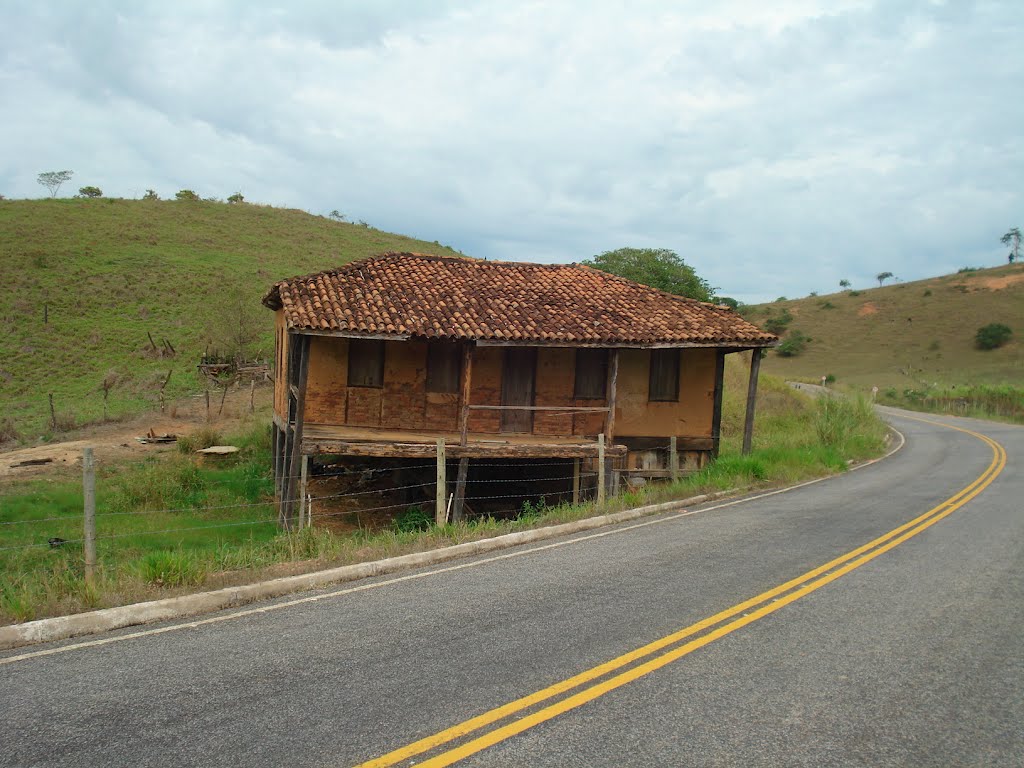 Casa velha à beira da estrada, São Geraldo de Tumiritinga > MG > by Izaides