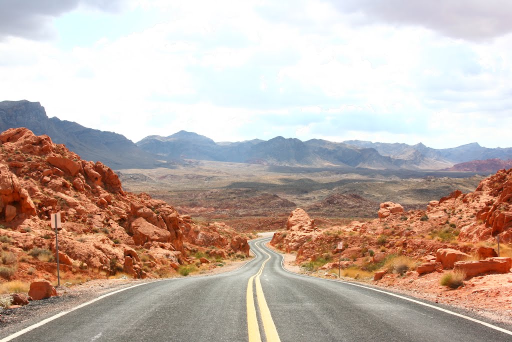 Entrance of Valley of Fire near Elephant Rock by piliko