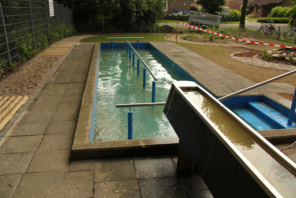 Wassertretbecken mit dem neuen Barfußpfad by Stehrbert