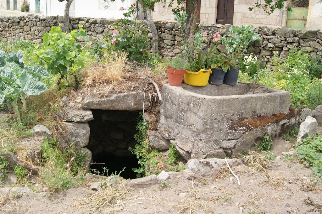 CORISCADA - Coriscada - FONTE DE MERGULHO E TANQUE DE REGA by LUÍS A. D. LIBERAL