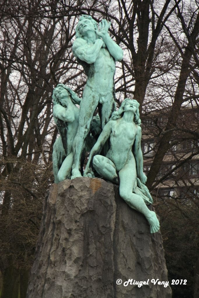 «"lyset Mod" Monumento en Memoria de Niels R. Finsen» Escultor: Rudolph Tegner - Parque de la Paz (Fredens Park) - c/ Tagensvej - Copenhague - Dinamarca by Miguel Veny