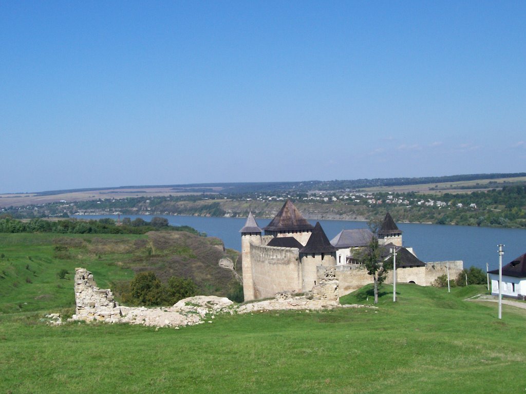 Khotym - View of castle by Vgyuri