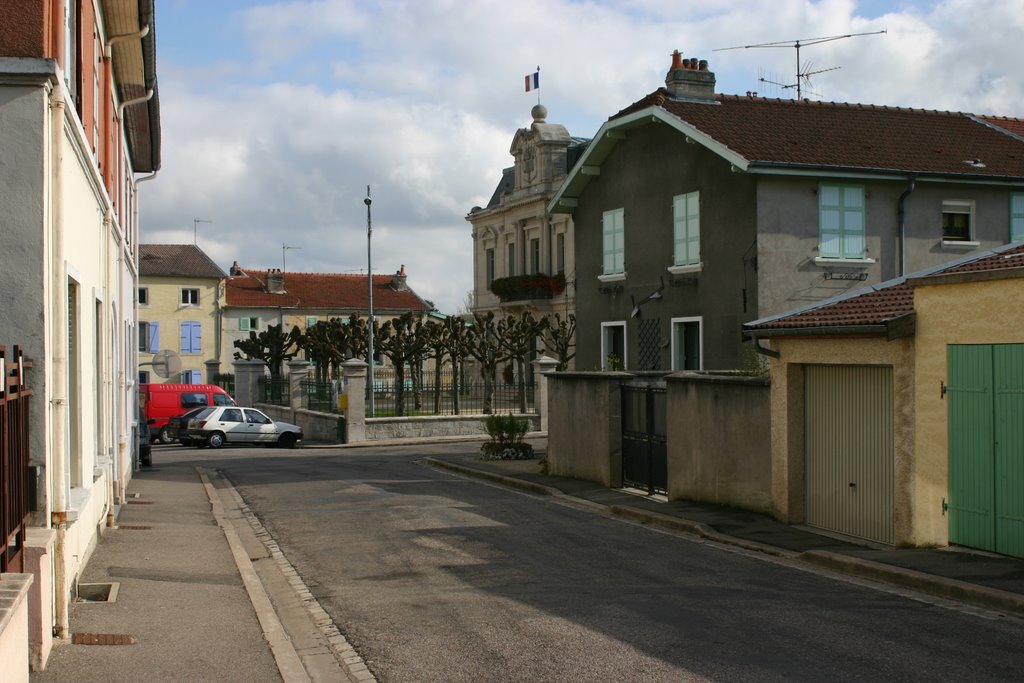 Uitzicht op Mairie en rode bus van ... by lascaux