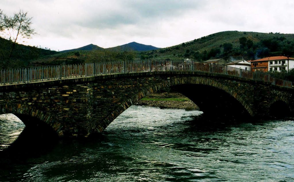 Arrolobos: puente sobre el río Hurdano. by CarlosDelSolMesa