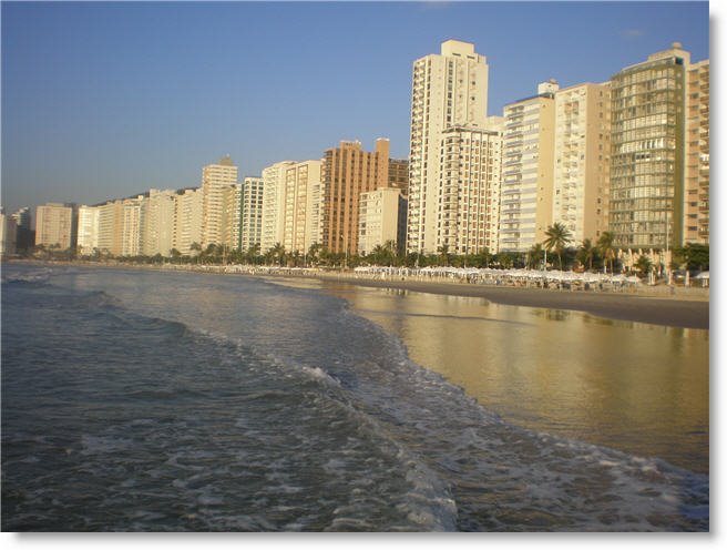 Praia de Pitangueiras - Guarda-sol do Ed. Boulevard Center by Mario Pedroso