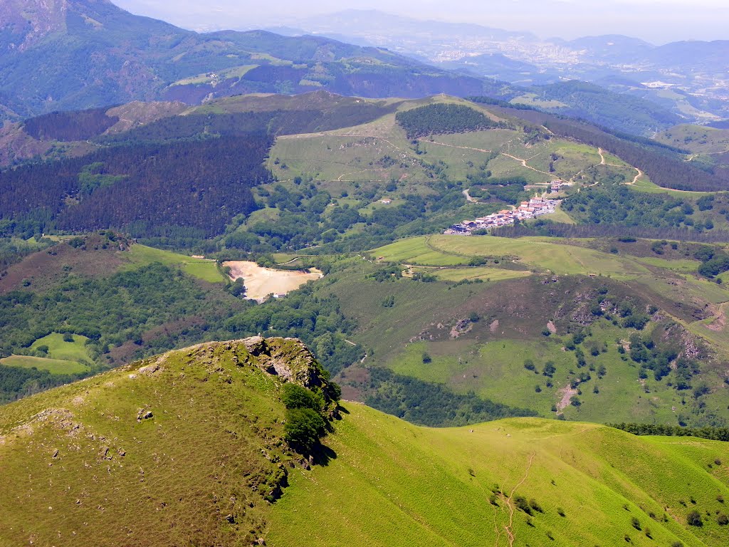 Le village d'IBARDIN, vu de la Rhune. by Jean THIERS