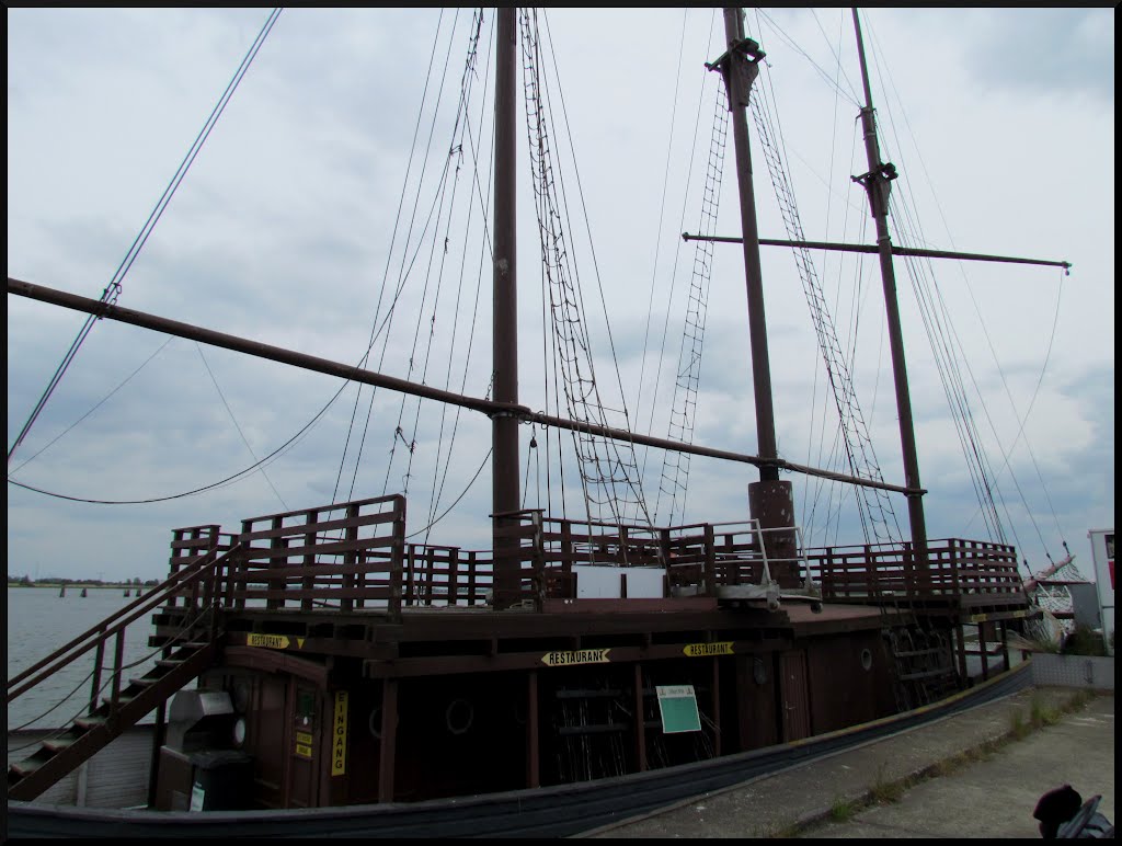 Schiff im Peenemünder Hafen by Julian Spirk