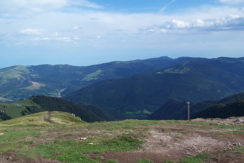 Blick vom Hohneck - im Hintergrund der Grand Ballon - Vue du Hohneck - au fond le Grand Ballon by Manfred.prefi