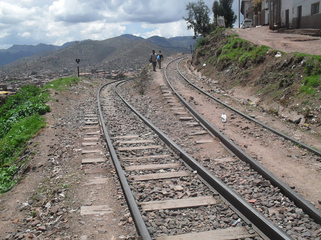 Linha férrea subindo a serra em zig zag na cidade de Cuzco,Perú by jaironunes