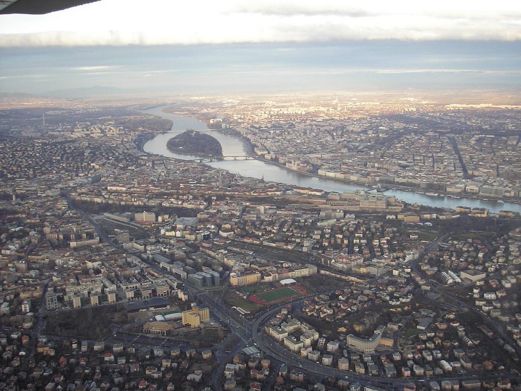 Budapest from plane 6 by Román Gergő