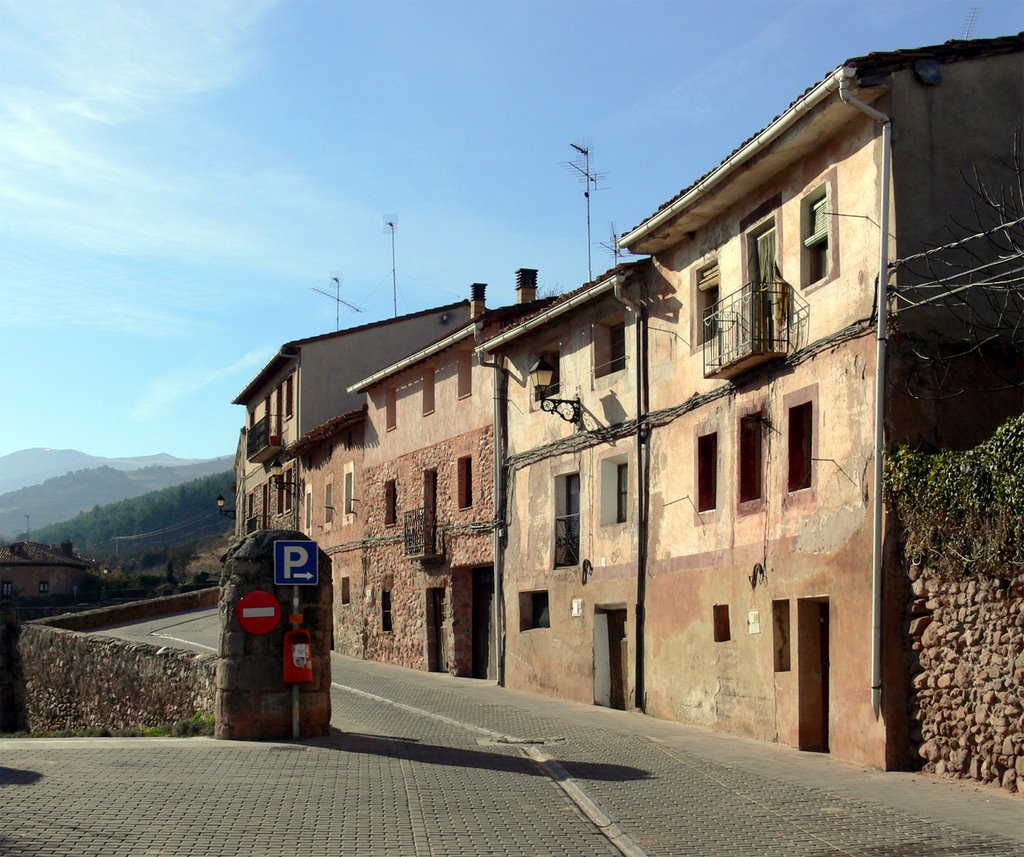 SAN MILLÁN DE LA COGOLLA (La Rioja). 2007. 08. Pueblo. by Carlos Sieiro del Nido