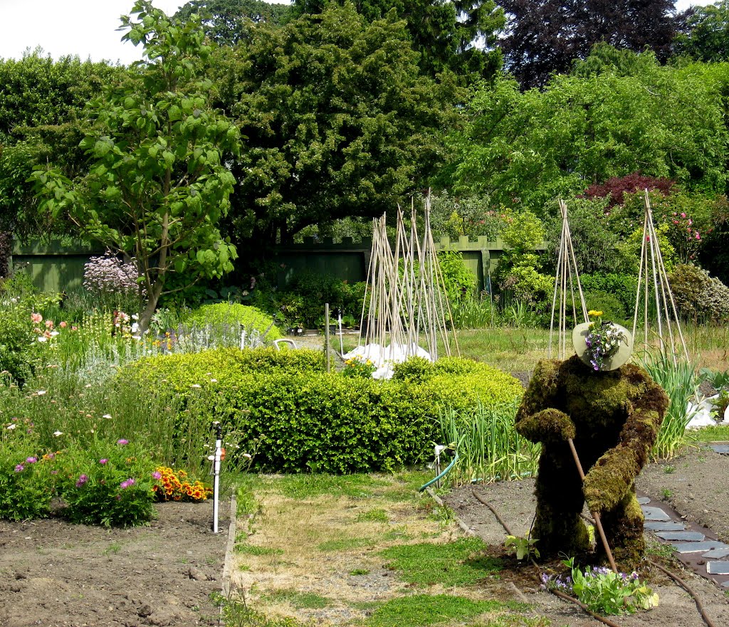 Mossy gardener statue. MORE INFO IN PANORAMIO/DESCRIPTION by John Newcomb