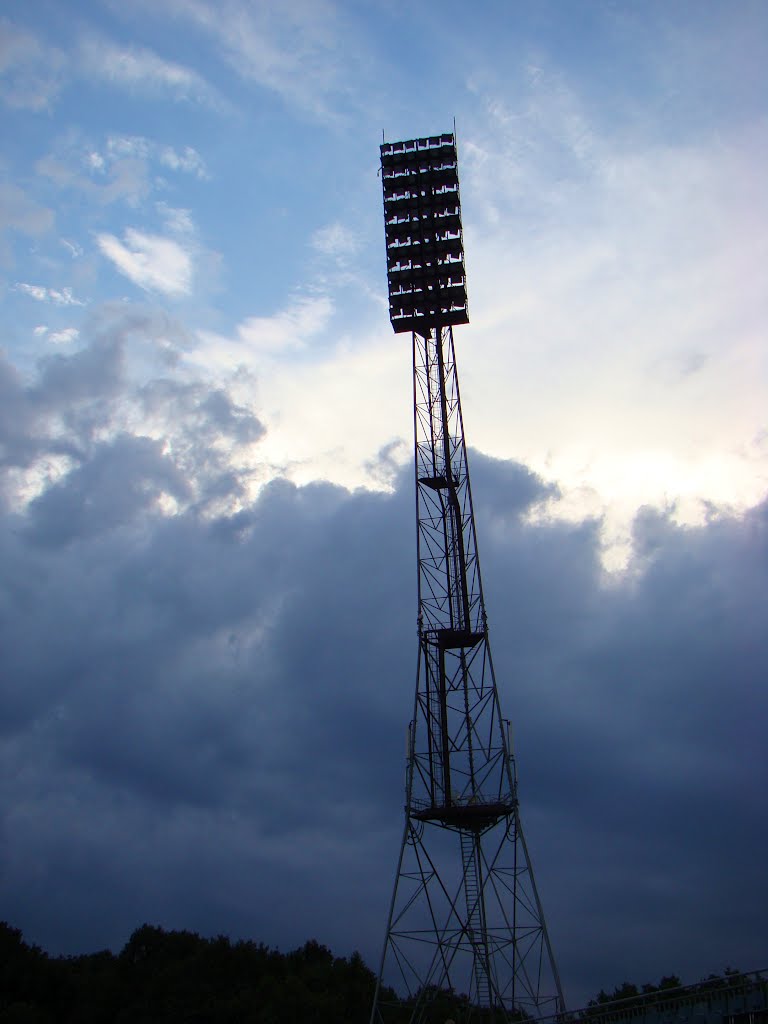 Na stadionie przed burzą by Adam/Maciej Czykinowski