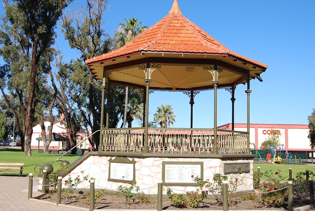 Rotunda with memorial plaques by Phaedrus Fleurieu