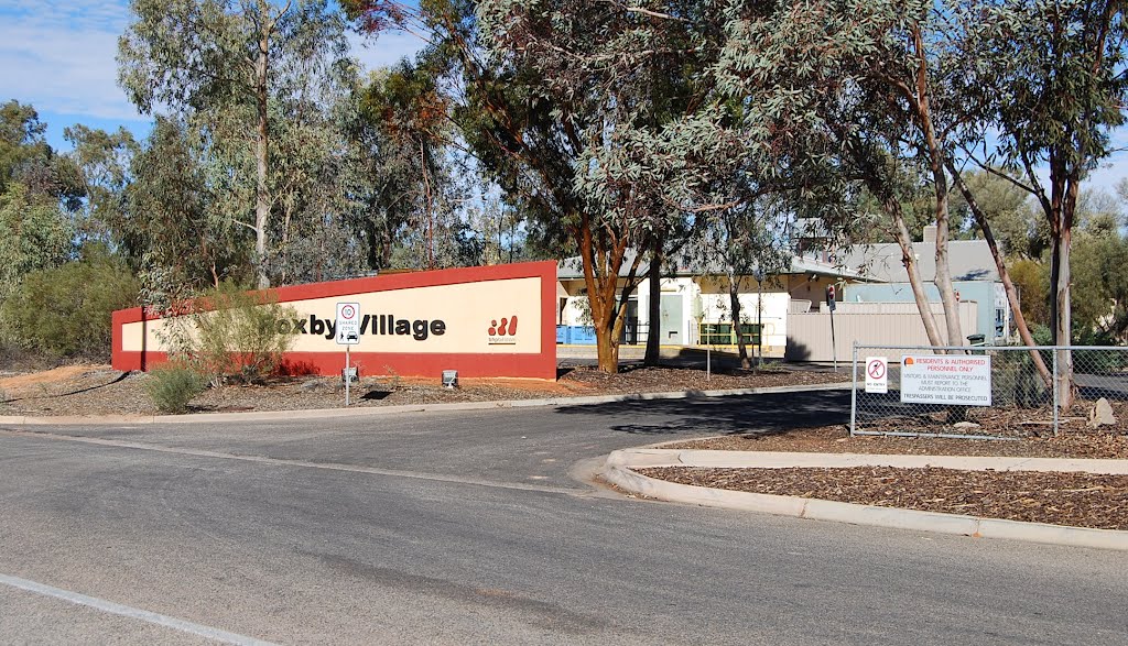 Roxby Village - western entrance by Phaedrus Fleurieu