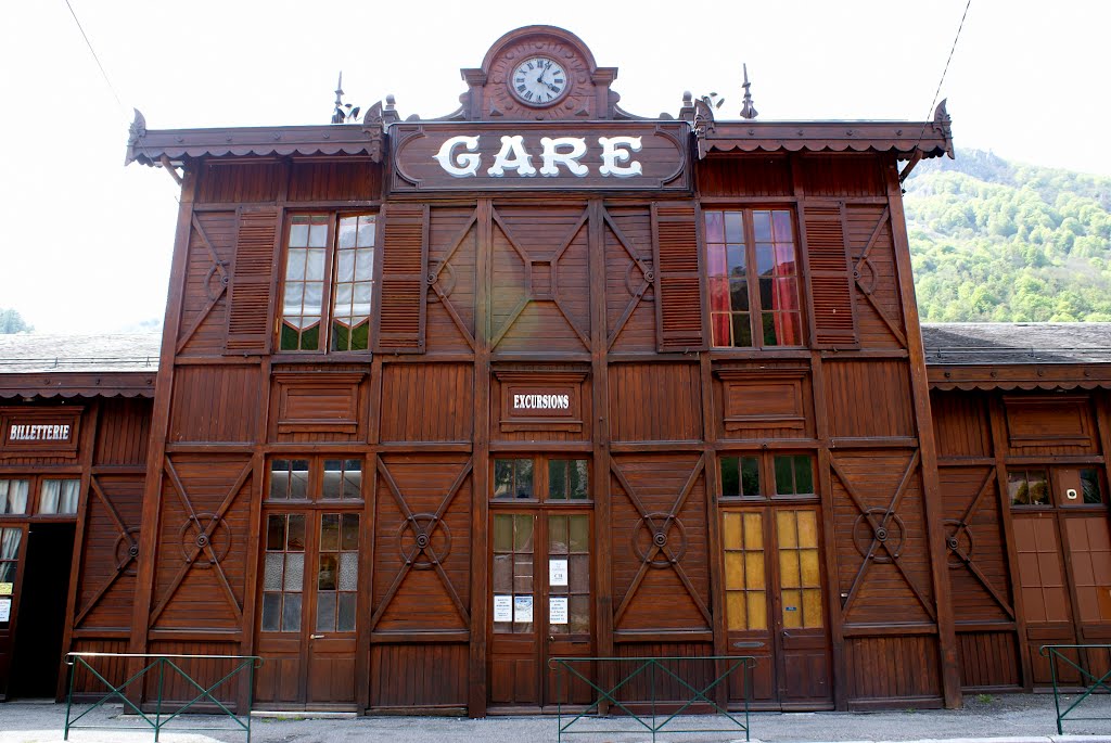 Cauterets, l'ancienne gare (pavillon de la Norvège à l'exposition Universelle de Paris en 1889) by alexandrealari