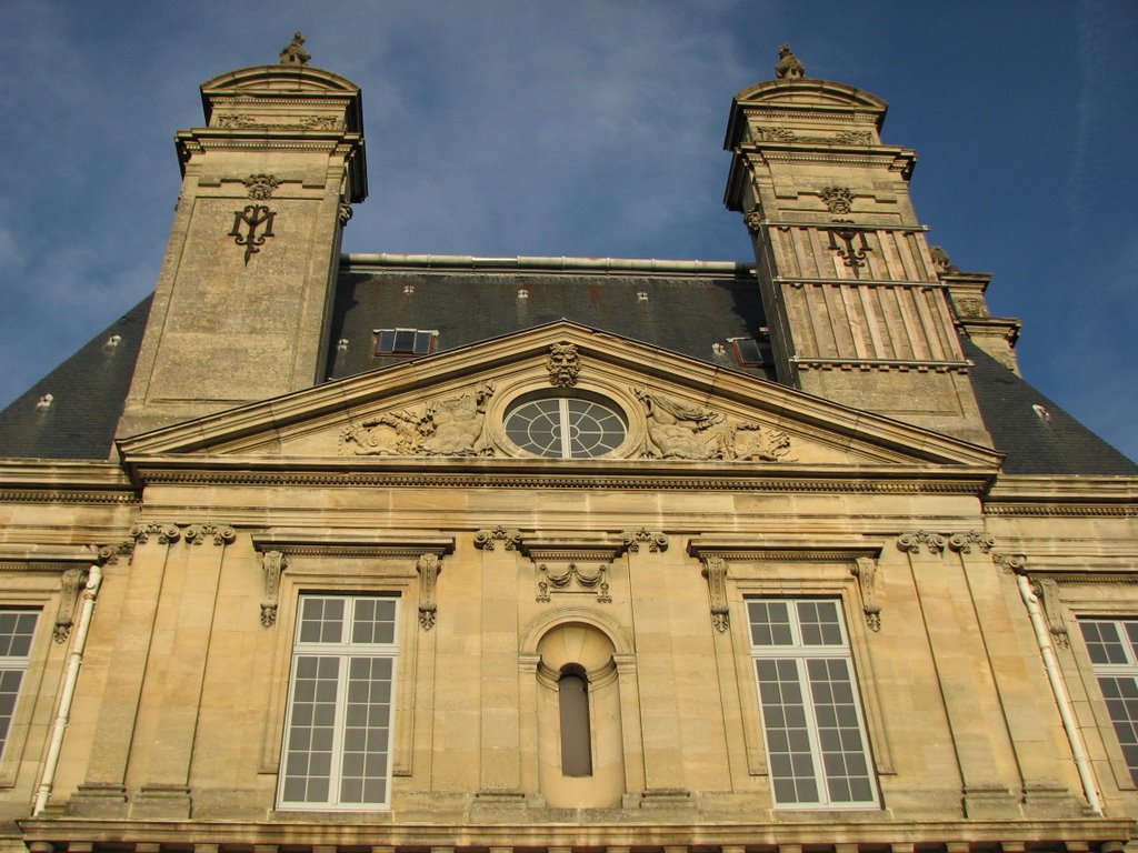 Château de Carnelle - le fronton - pediment by © SisAnnick