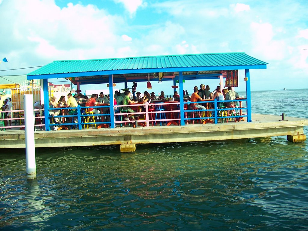 Bar @ the Port in Belize City by Reiseblog