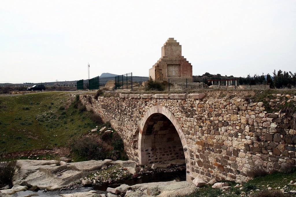 Pers mezar anıtı - The Persian Monumental Grave by Ümit Tuncay