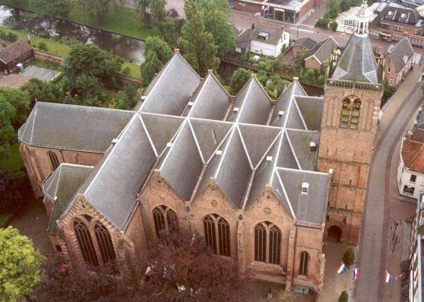 Grote Kerk te Vianen (luchtfoto) by FiveLane