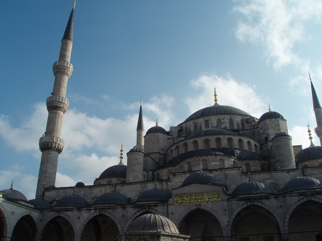 Front fascade of the Blue Mosque by spleen