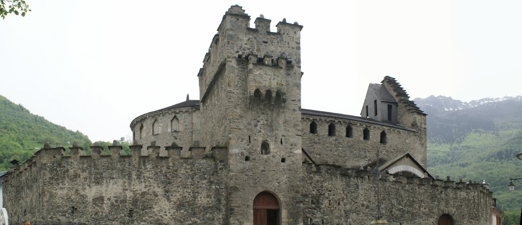 Luz-Saint-Sauveur, église Saint-André, construite au 12e s. et fortifiée au 14e s. dite à tort "église des Templiers" by alexandrealari