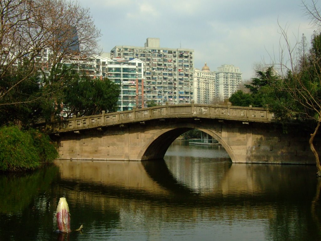 Bridge in Tianshan Park by 圣约翰居士