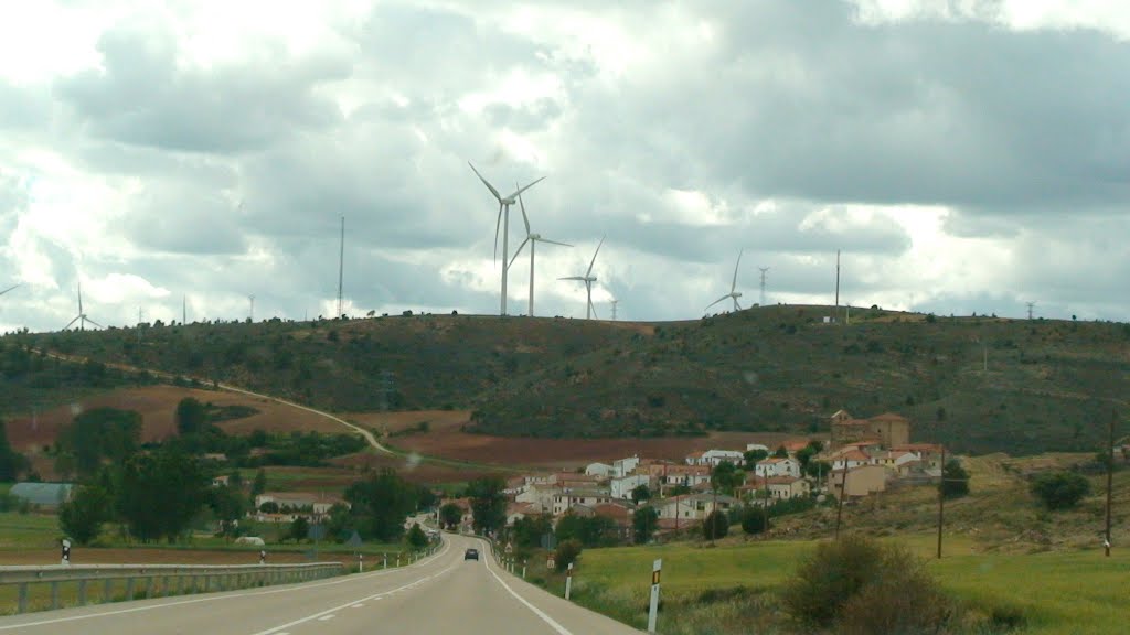 Nuevos molinos se asoman a Anquela del Ducado. by ljimen3