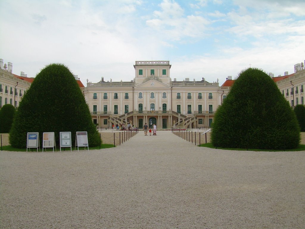 A mesebeli kastélynál by Csontos Antónia