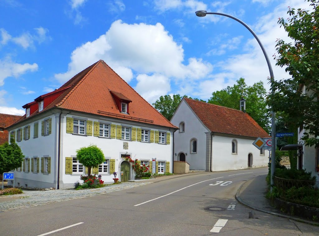 Markdorf - ehemaliges Spital "zum Heiligen Geist" von 1764 und dahinter die ehemalige Spitalkapelle an der Pestalozzistraße by hucky3010