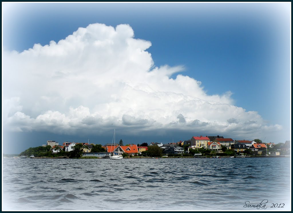 Threatening thundercloud over Långö by SuMaKa