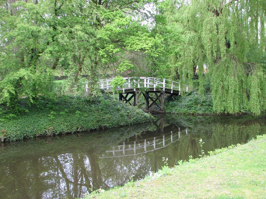 Bruggetje op begraafplaats aan de Christiaan Huygensweg by Piet Guijt