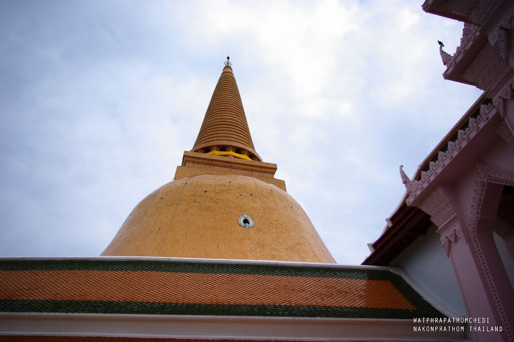 The great prapathomchedi by Piti Luangprasert