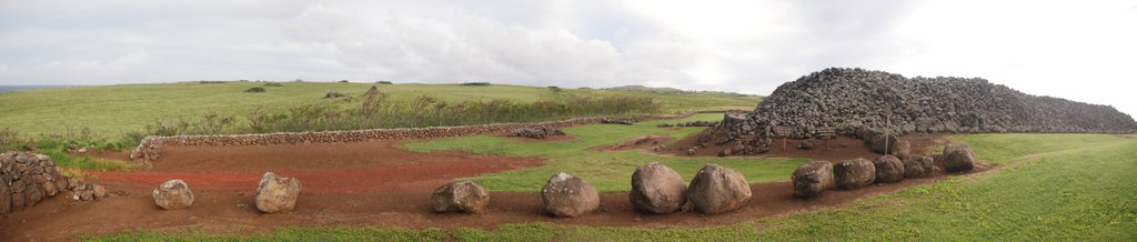 Mo'okini Heiau, entrance to area, from inside the wall by Jerome.Duluk