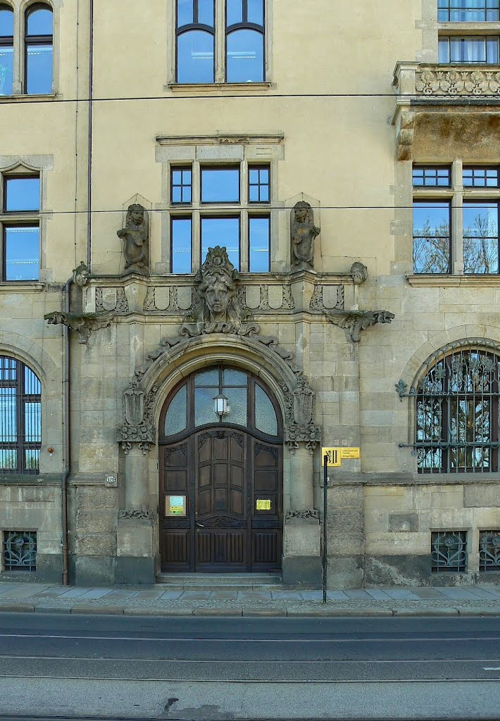 Dresden OT Cotta (SN) - Blick auf Eingangsportal des Rathauses by Thomas Eichler